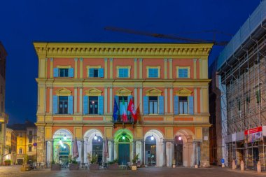 İtalyan Piacenza 'nın merkezindeki Palazzo del Convento dei Mercanti.