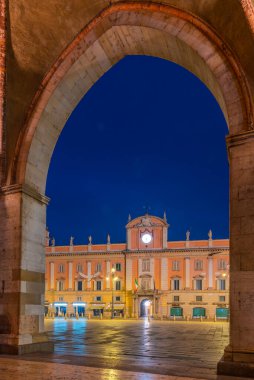 İtalya Piacenza 'da Piazza dei Cavalli ve Palazzo del Governatore' a doğru gün doğumu.