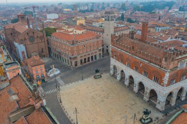 İtalyan Piacenza şehir merkezinde Piazza dei Cavalli üzerinde hava manzarası.