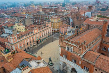 İtalyan Piacenza şehir merkezinde Piazza dei Cavalli üzerinde hava manzarası.