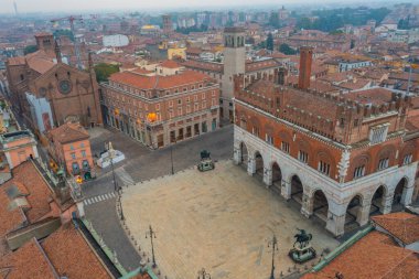 İtalyan Piacenza şehir merkezinde Piazza dei Cavalli üzerinde hava manzarası.