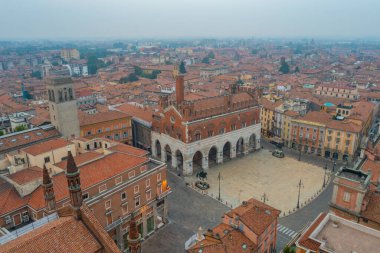 İtalyan Piacenza şehir merkezinde Piazza dei Cavalli üzerinde hava manzarası.