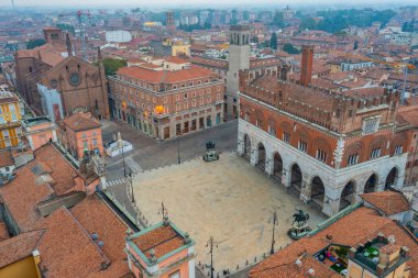 İtalyan Piacenza şehir merkezinde Piazza dei Cavalli üzerinde hava manzarası.