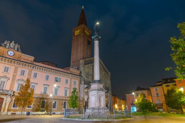 İtalya, Piacenza 'da Santa Maria Assunta ve Santa Giustina Katedrali üzerinde gün batımı.