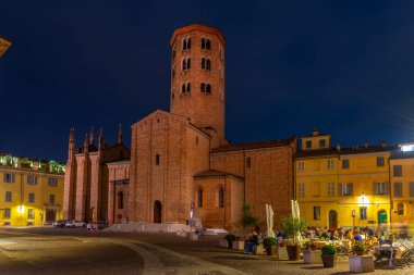 İtalya 'nın Piacenza kasabasında Aziz Antoninus Bazilikası üzerinde gün batımı.