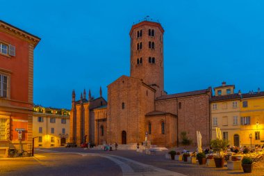 İtalya 'nın Piacenza kasabasında Aziz Antoninus Bazilikası üzerinde gün batımı.