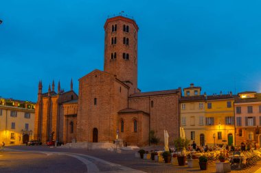 İtalya 'nın Piacenza kasabasında Aziz Antoninus Bazilikası üzerinde gün batımı.