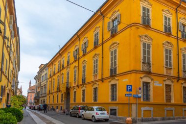 İtalya 'nın eski Piacenza kasabasında dar bir sokak..