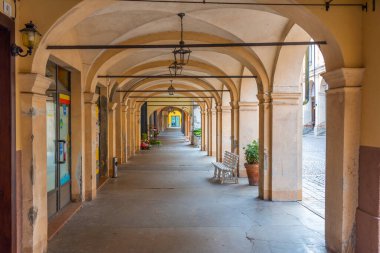 İtalyan kasabası Busseto 'nun merkezinde bir atari salonu..