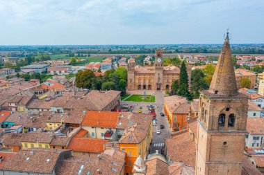 Busseto, İtalya şehir merkezinin hava görüntüsü.