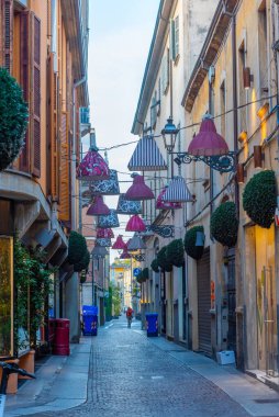 İtalyan kasabası Parma 'nın merkezinde dar bir sokak..