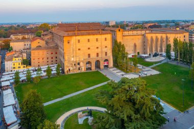 İtalya, Parma 'daki Palazzo della Pilotta' da gün doğumu.