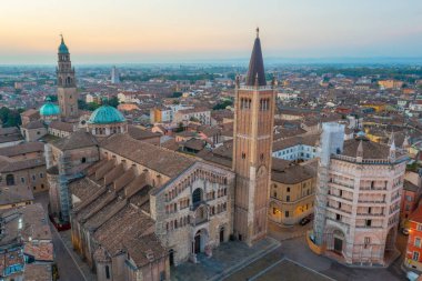 İtalya 'daki Parma Katedrali' nin gün doğumu manzarası.
