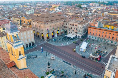 Gündoğumu Piazza Giuseppe Garibaldi üzerinde İtalyan kasabası Parma 'nın merkezinde.