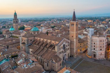 İtalya 'daki Parma Katedrali' nin gün doğumu manzarası.