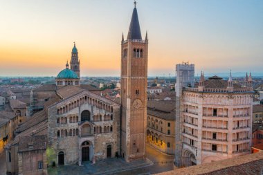 İtalya 'daki Parma Katedrali' nin gün doğumu manzarası.