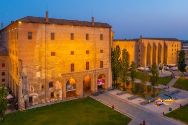 İtalya, Parma 'daki Palazzo della Pilotta' da gün doğumu.