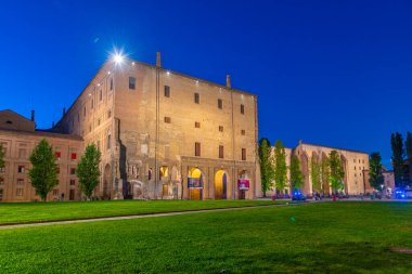 İtalya, Parma 'daki Palazzo della Pilotta' da gün doğumu.