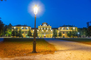 İtalya, Parma 'daki Palazzo Ducale' nin gece manzarası.