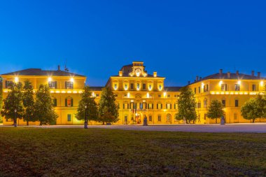 İtalya, Parma 'daki Palazzo Ducale' nin gece manzarası.