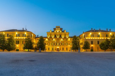 İtalya, Parma 'daki Palazzo Ducale' nin gece manzarası.