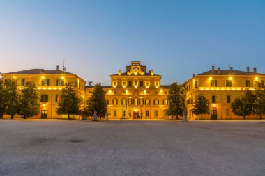 İtalya, Parma 'daki Palazzo Ducale' nin gece manzarası.