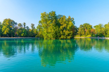 Parma, İtalya 'daki Parco Ducale' de yapay gölet.
