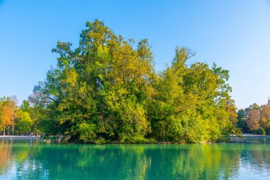Parma, İtalya 'daki Parco Ducale' de yapay gölet.