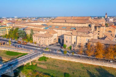 Palazzo della Pilotta Parma, İtalya 'da bir nehrin arkasında..