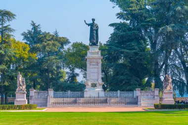 İtalyan şehri Mantua 'daki Piazza Virgiliana.