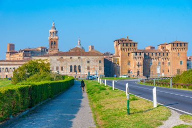 Aziz George Köprüsü İtalya 'nın Mantua kentindeki Aziz George kalesine açılıyor..