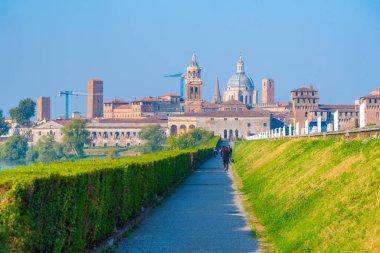 Aziz George Köprüsü İtalya 'nın Mantua kentindeki Aziz George kalesine açılıyor..