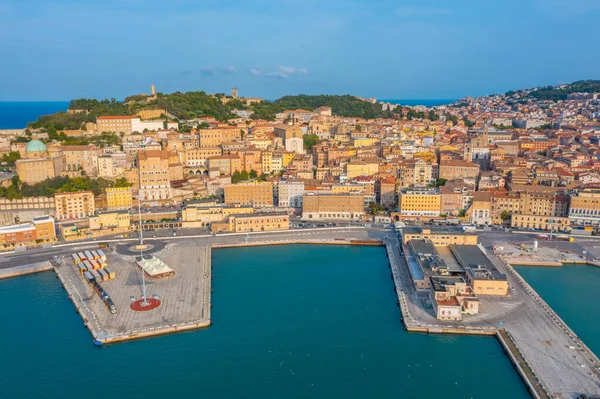 Ancona, İtalya 'ya bakan San Ciriaco Katedrali.