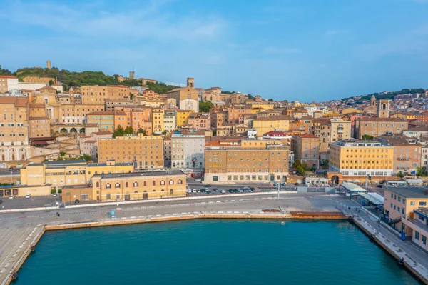 İtalyan şehri Ancona 'nın manzarası.