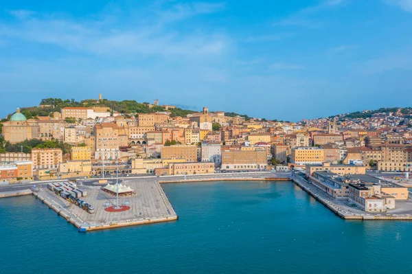 İtalyan şehri Ancona 'nın manzarası.