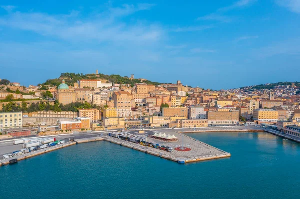 İtalyan şehri Ancona 'nın manzarası.