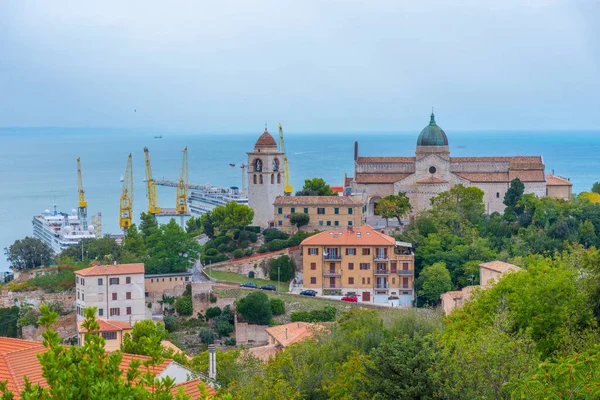 İtalyan kenti Ancona 'daki San Ciriaco Katedrali.