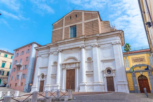 Ancona, İtalya 'da Piazza del Plebiscito' nun arkasındaki Aziz Domenico Kilisesi.