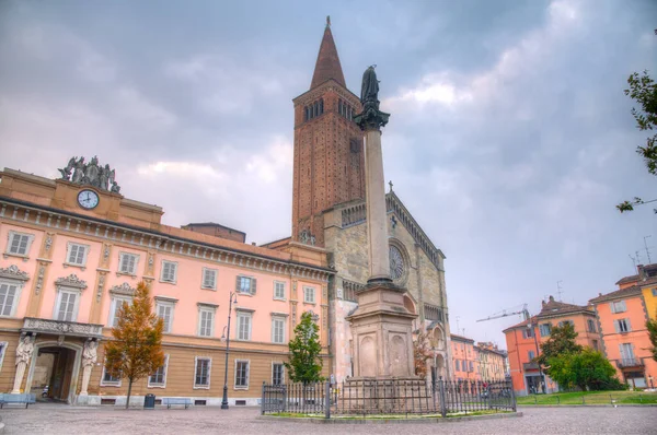 Piacenza, İtalya 'da Santa Maria Assunta ve Santa Giustina Katedrali.