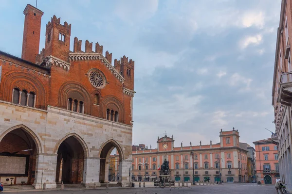 Piazza dei Cavalli İtalyan Piacenza 'nın merkezinde.
