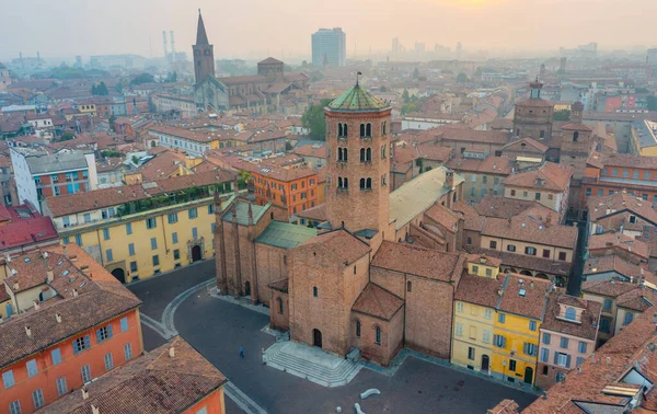 İtalyan kenti Piacenza 'da Aziz Antoninus Bazilikası üzerinde hava manzarası.