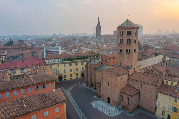 İtalyan kenti Piacenza 'da Aziz Antoninus Bazilikası üzerinde hava manzarası.