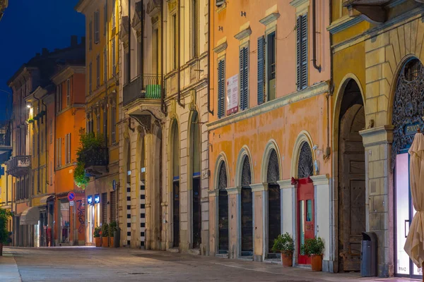 Vista Noturna Uma Rua Estreita Cidade Velha Piacenza Itália — Fotografia de Stock