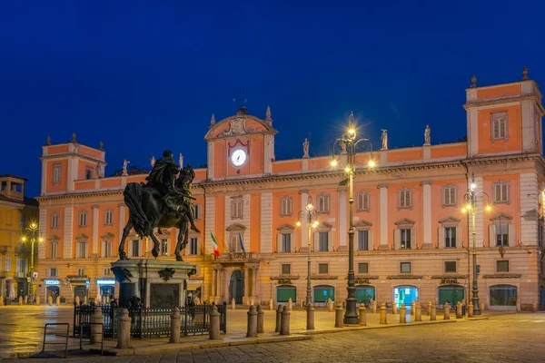 意大利Piacenza镇的Piazza Dei Cavalli和Palazzo Del Governatore上空的日出 — 图库照片