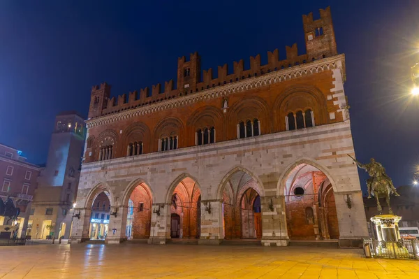 Νυχτερινή Θέα Του Palazzo Gotico Στο Κέντρο Της Ιταλικής Πόλης — Φωτογραφία Αρχείου