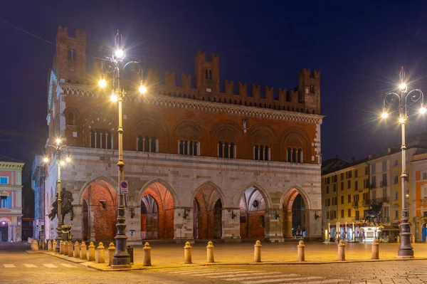 Vista Nocturna Del Palazzo Gotico Centro Ciudad Italiana Piacenza — Foto de Stock