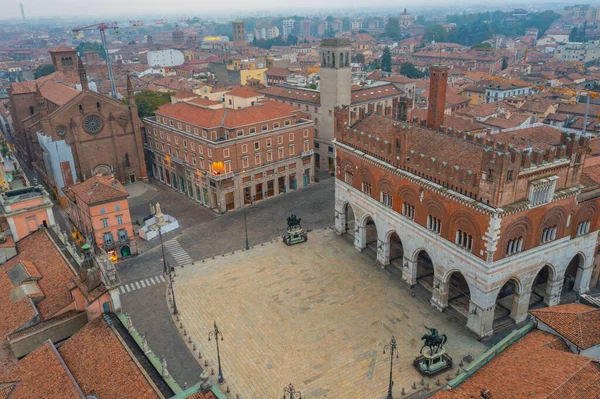 İtalyan Piacenza şehir merkezinde Piazza dei Cavalli üzerinde hava manzarası.