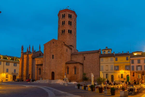 İtalya 'nın Piacenza kasabasında Aziz Antoninus Bazilikası üzerinde gün batımı.