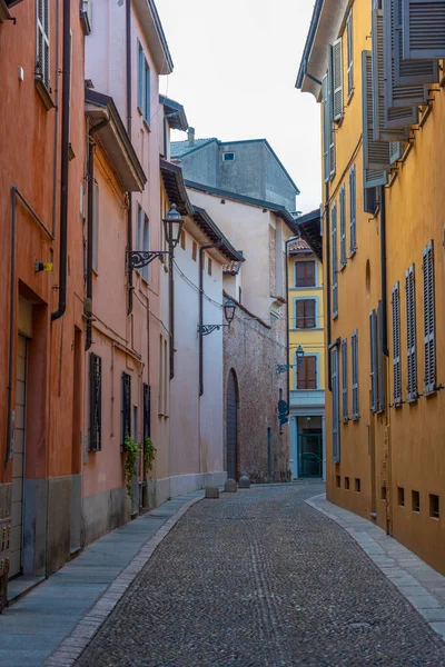 イタリアのピアチェンツァの旧市街の狭い通り — ストック写真
