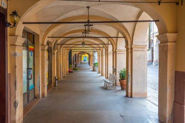 İtalyan kasabası Busseto 'nun merkezinde bir atari salonu..